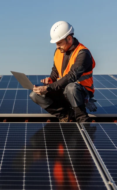 Tecnico al lavoro su impianto fotovoltaico